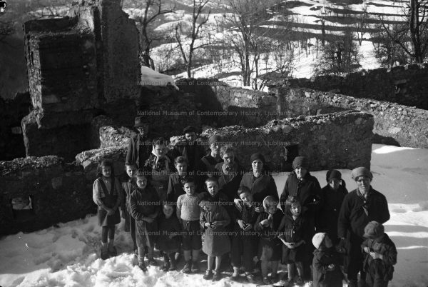 Abitanti del villaggio di Podvrh (Kocevie) sulle rovine delle loro case, 1945. Foto: Edi Šelhaus