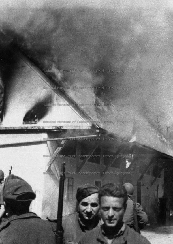L'esercito italiano d'occupazione brucia i villaggi sloveni, fine luglio 1942