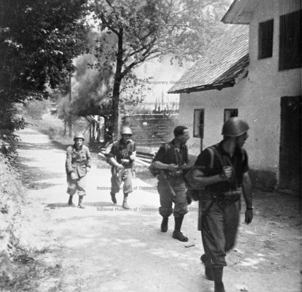 Gli italiani sparano alle vittime e bruciano villaggi